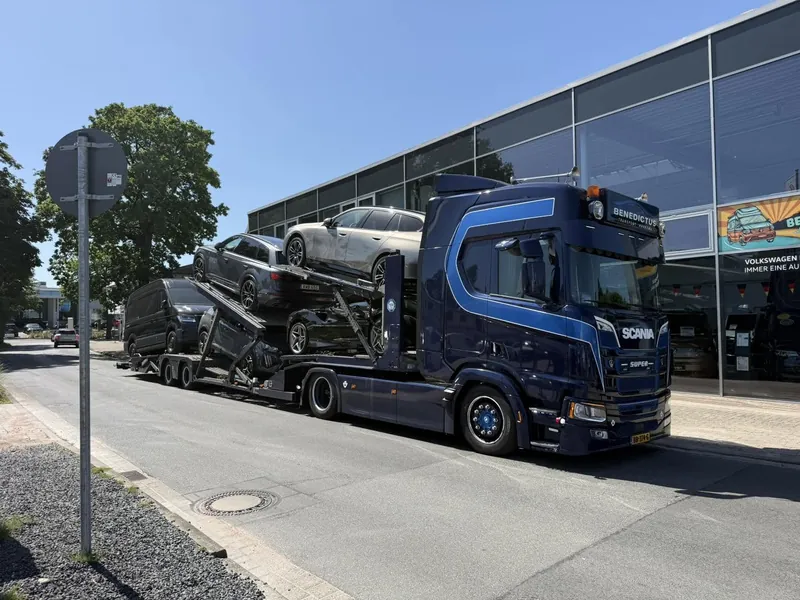 Autotransporter bij een autodealer in Duitsland