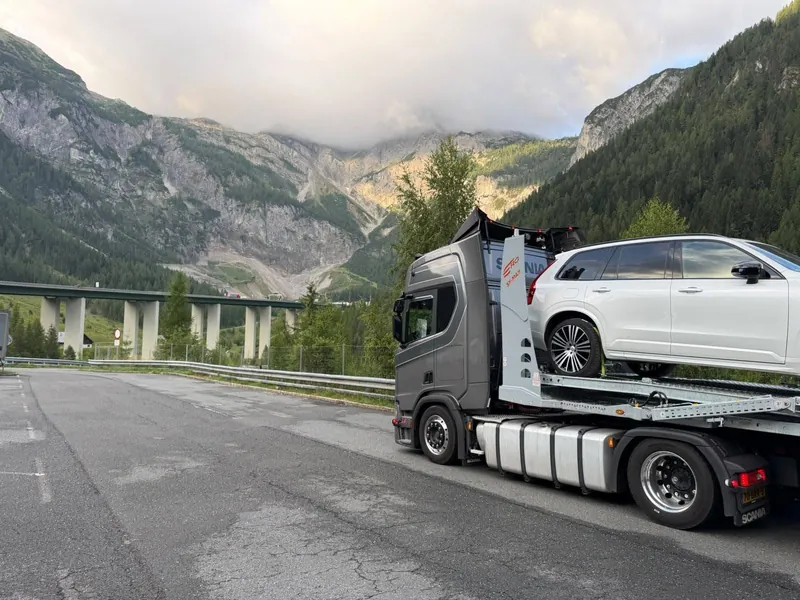 Autotransporter van Benedictus Transport in de Alpen