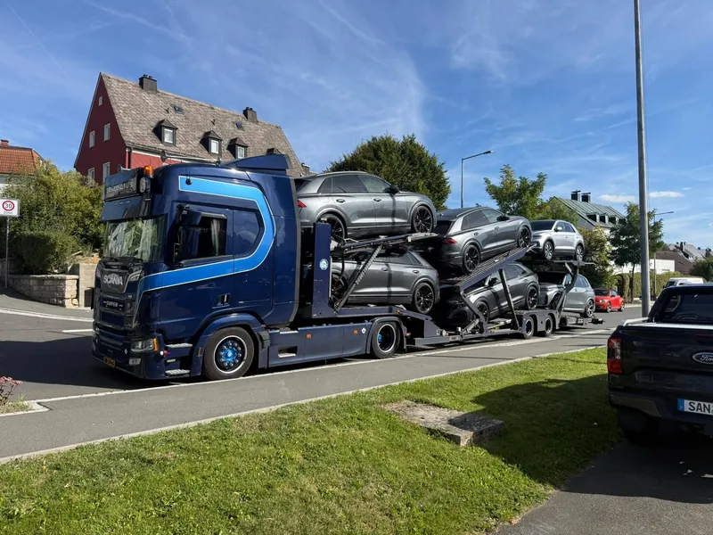 Volledig beladen blauwe Scania-autotransporter