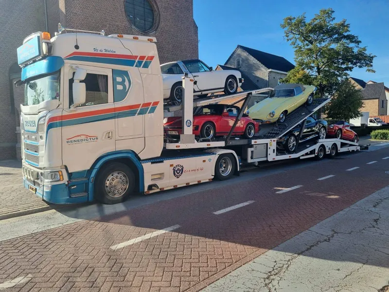 Witte Scania van Benedictus Transport geladen met klassieke sportwagens