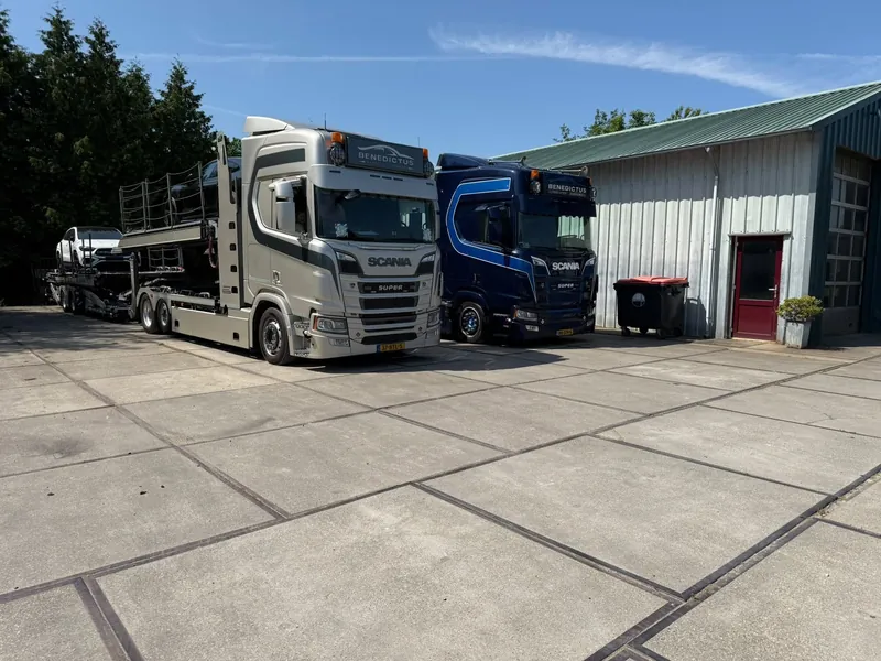 Twee Scania-autotransporters van Benedictus Transport bij de loods