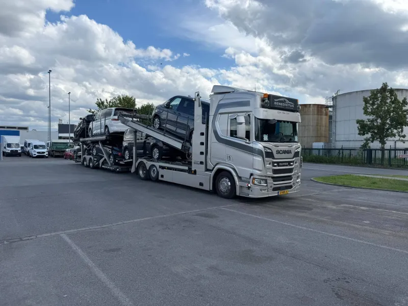 Auto geladen door Benedictus Transport Harkema