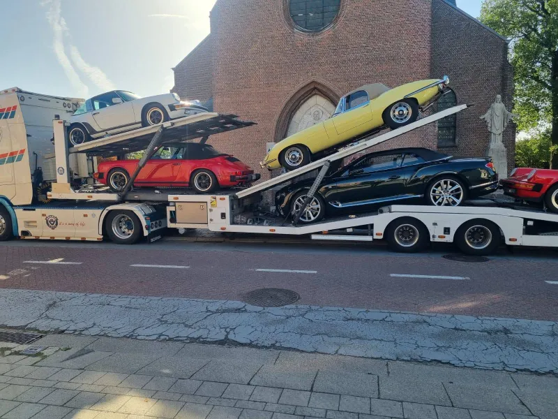Klassiekers geladen — autotransport door Benedictus Transport Harkema