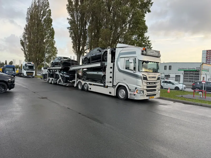 Chargers naar Zweden — autotransport door Benedictus Transport Harkema