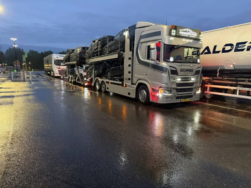 Auto geladen door Benedictus Transport Harkema