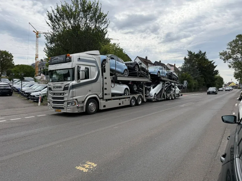 Auto geladen door Benedictus Transport Harkema