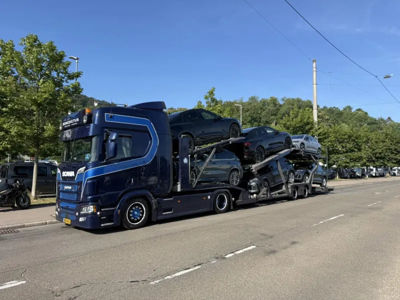 Auto geladen door Benedictus Transport Harkema