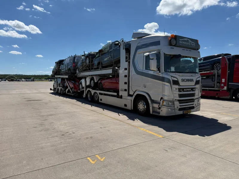 Auto geladen door Benedictus Transport Harkema